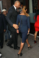 高清组图：碧昂斯蓝裙现身纽约 和老公外出就餐