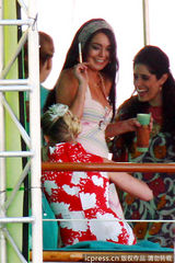 组图：林赛着爆乳吊带裙撕打不慎露半球