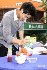 高清图集：彭于晏冒雨办签唱 开跑车进场想要蝙蝠车