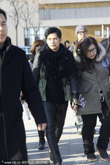 组图：谢霆锋周杰伦靶场练枪 双双扮酷兴奋交流