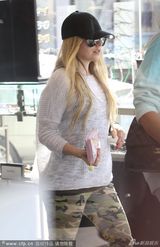 组图：艾薇儿素颜逛街婚戒抢镜 身形臃肿孕相足