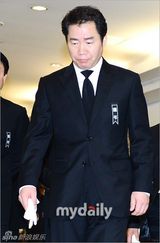 组图：金喜善等含泪参加金宗鹤导演遗体告别式