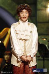 组图：孙浩英《歌剧明星》获胜 严智苑主持礼服抢眼