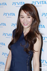 组图：周秀娜超短裙秀美腿 称与男友处于平淡期