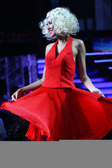 组图：亚洲超模模仿玛丽莲梦露 裙摆飞扬性感十足