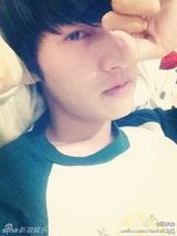 组图：“中国版李敏镐”火爆微博 原为报社记者