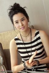 高清组图：韩星李多海五官精致 香港行秀美腿 