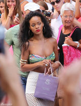 组图：蕾哈娜比基尼搭配镂空裙现身法国