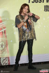 高清图：张根硕闪亮赴台全程搞怪猪不离手