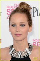 组图：詹妮弗劳伦斯肚兜裙装秀裸背