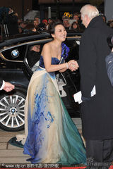 幻灯：《三枪》首映成张艺谋粉丝主场 闫妮风情十足