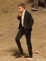 组图：帕丁森新片激吻爱丽丝 摸腿野战欲火焚身