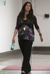 组图：梅根和老公出门看医生 大肚隆起魅力不减