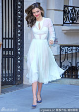 组图：米兰达-可儿白色透视礼服亮相 性感迷人