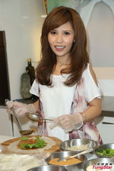 组图：新加坡家庭主妇为圆梦出道发专辑