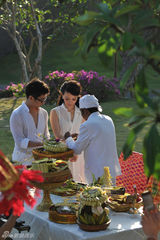 组图：陈数赵胤胤抵达巴厘岛 接受当地风俗祈福