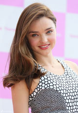 组图：米兰达-可儿穿斑点裙甜美现身东京