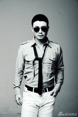 组图：李博戴墨镜拍黑白写真 尽显人文关怀