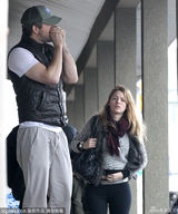 组图：绯闻女孩布莱克携夫出行 当街掀衣抓痒