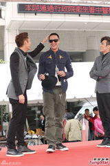 组图：何润东剃头为AK站台 现场学跳手指舞