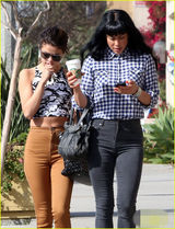 组图：赛琳娜短背心腰部现赘肉 喝咖啡行色匆忙