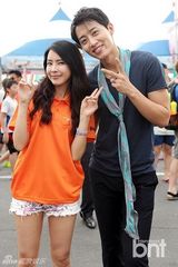 组图：韩星李贤京等出席保宁泥浆节开幕式