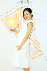 组图：江一燕助阵国际品牌 空运礼服备战金像