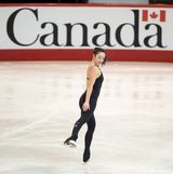 组图：花滑美女赛场身姿美妙 不慎摔地萌态可人