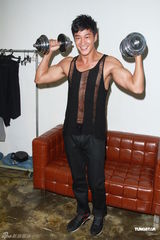 高清组图：何润东拍安全套广告大秀身材 