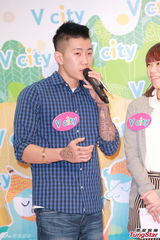 组图：朴宰范呼吁歌迷为海难祈祷 不知尼坤恋情