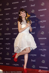 组图：巨乳郭书瑶勇夺金马50新人 开心吻奖杯