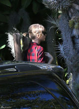 组图：泰勒休闲装重返录音室 告别情伤笑容甜美