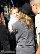 高清组图：杰西卡-阿尔芭携女儿出游 小奥诺不惧镜头