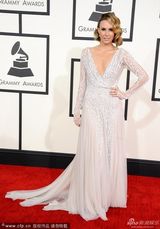 组图：女主持Keltie Knight白色拖地裙抢镜