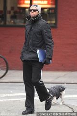 组图：休-杰克曼夫妇送女儿上学伊娃与老妈比赛