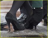 组图：凯特王妃怀孕见肚 亲自弯腰拔鞋跟