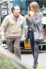 组图：凯蒂-贝金赛尔新片伦敦热拍 片场傻笑