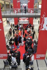 组图：柏林影展紧张筹备 民众排队买票现场爆满