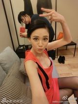组图：陈乔恩高举相机自拍 露黑色内衣秀乳沟