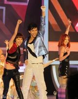 组图：张峻宁打破陈规  电影节三套造型两次献唱