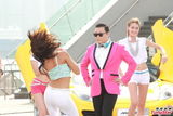 组图：Psy乘私人飞机访港 八位数接演耳机广告
