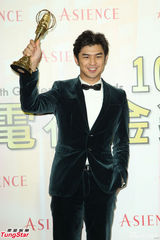 组图：金钟新科视帝后陈柏霖林依晨后台拥抱庆祝