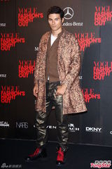 组图：徐若瑄乘千万跑车压轴登场 昆凌维护周董