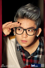 组图：TeenTop拍摄广告写真 精致亮相摄影棚