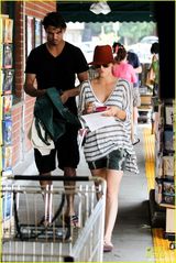 组图：“生活大爆炸”卡蕾-措科交新男友 甜蜜外出打网球