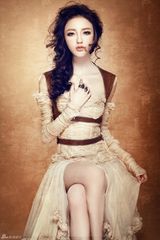 组图：刘雨欣复古写真女王范气场十足