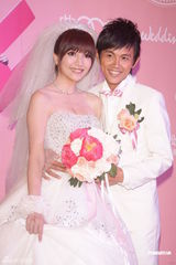 组图：“浩角翔起”组合大婚 否认怀孕传闻锤肚子