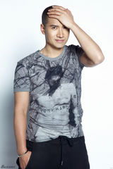 组图：何晟铭写真化身上海滩大亨酷帅有型