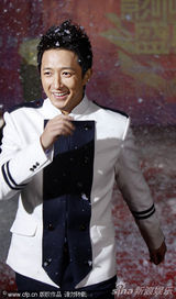 组图：葛优冒雪与葛存壮同场 闫妮裙装晒性感