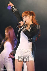 组图：9Muses部队举行新歌发布 成员遭军人强抱